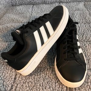 Adidas Grand Court shoes. Women’s size 8. Like new